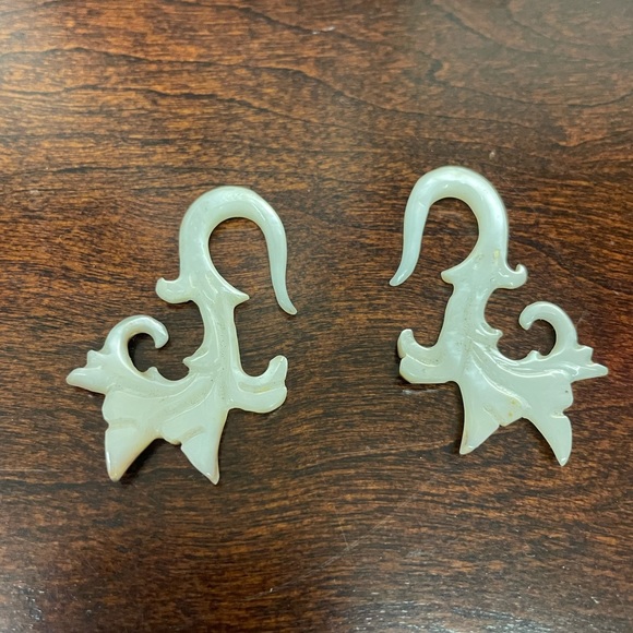 Tawapa Mother of Pearl Hand-carved Hook 6 Gauge/4mm Earrings Reversible Styles - Picture 6 of 6